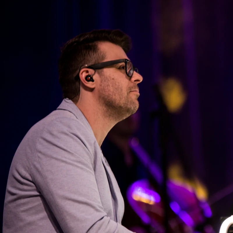 Leandro Rodrigues tocando piano
